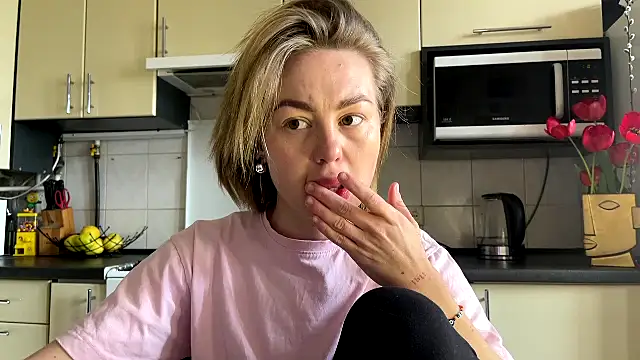 MartaLuna  online show from April 18, 2026, 9:46 am