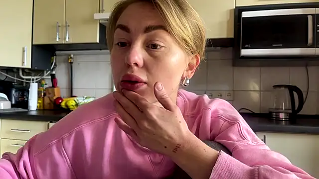 MartaLuna  online show from April 22, 2026, 9:11 am