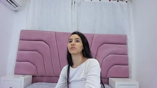 miajhonsonx online show from April 22, 2026, 1:34 pm