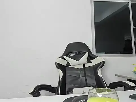 Snapshot of EL_VENEZOLANO_22CM chatting on February 5, 2026, 5:01 am EL VENEZOLANO 22CM online show from February 5, 2026, 5:01 am