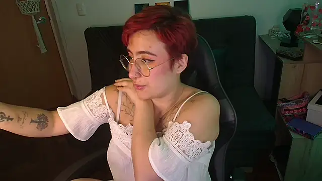 Miacatsito3 online show from November 11, 2025, 5:40 am