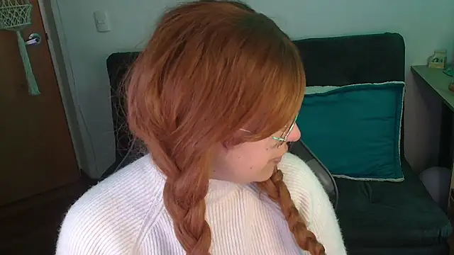 Miacatsito3 online show from December 18, 2025, 9:10 pm