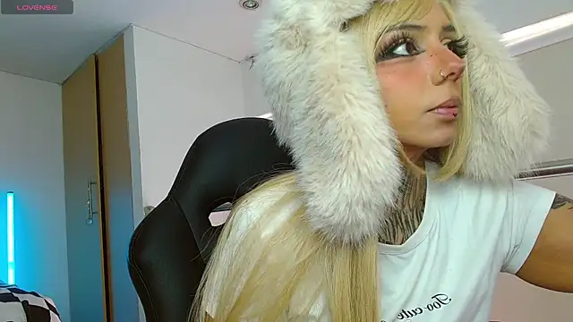 KoraRousee online show from December 19, 2025, 2:46 pm