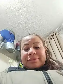 LaraCaliente online show from June 26, 2026, 2:32 pm