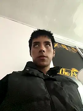 EstivenSallas online show from November 18, 2025, 2:17 am