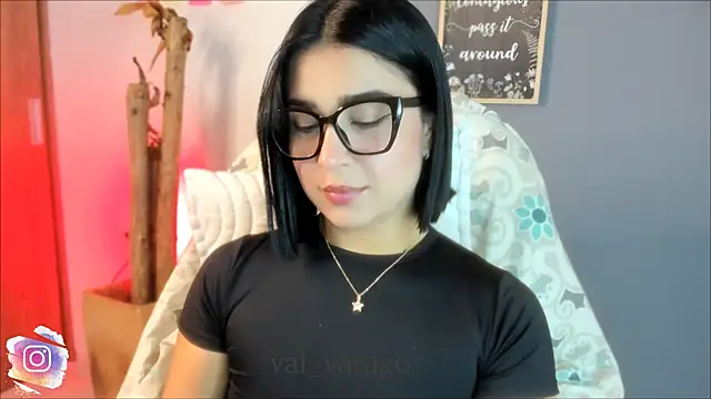Snapshot of val_varago chatting on August 6, 2026, 4:25 am val varago online show from August 6, 2026, 4:25 am