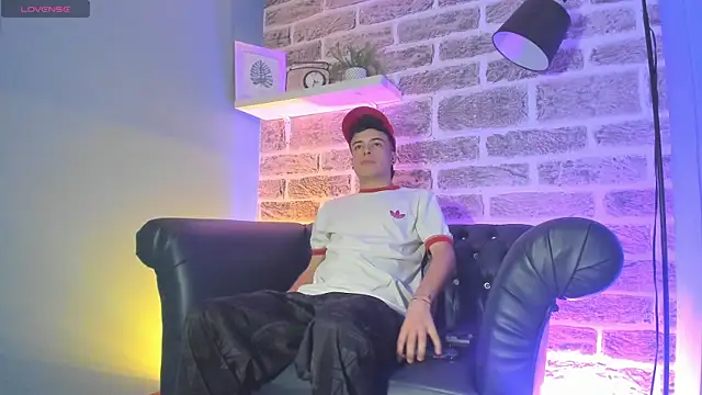 kevinn blue1 online show from November 17, 2025, 9:42 pm