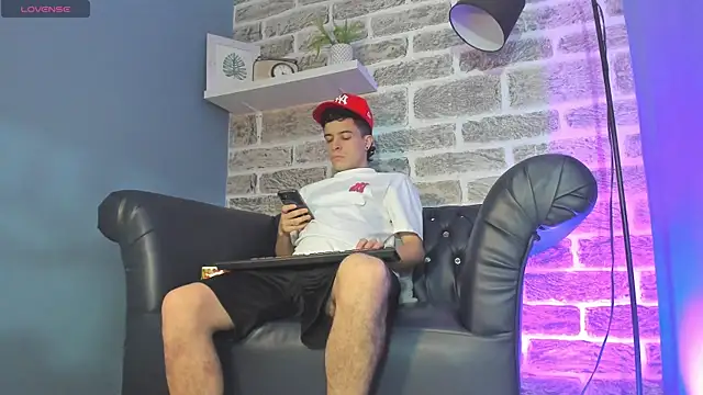 kevinn blue1 online show from December 2, 2025, 9:32 pm