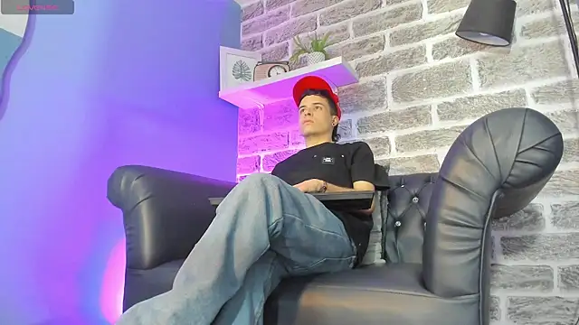 kevinn blue1 online show from December 4, 2025, 4:11 am