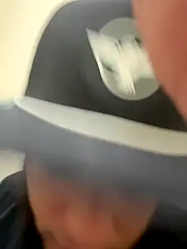 LeoPR00 online show from October 17, 2025, 4:09 pm