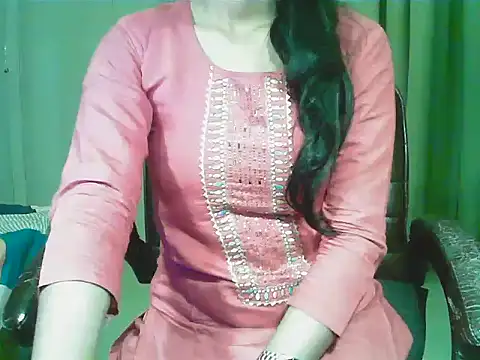 short girl  online show from January 15, 2026, 4:55 pm