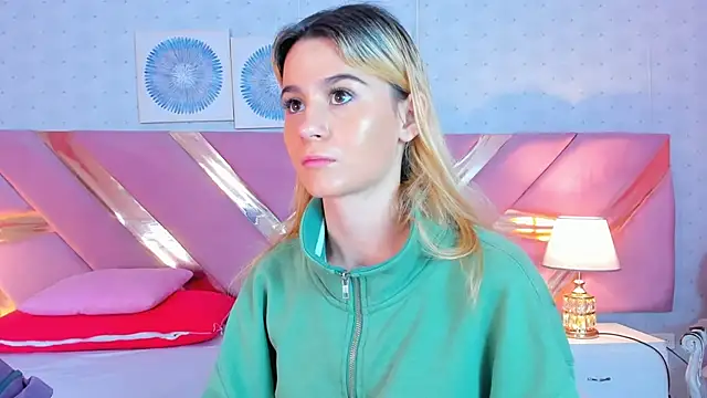 ChloeLaurentt online show from December 4, 2025, 2:15 pm