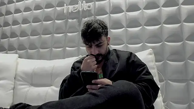 Jack Daniel   online show from November 25, 2025, 2:28 pm