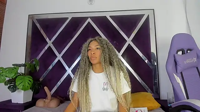 angelkyraasm online show from April 10, 2026, 1:05 pm