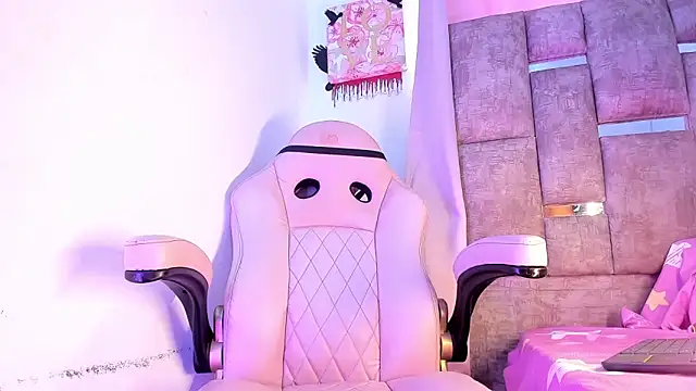 Mia royal online show from October 25, 2025, 2:46 pm