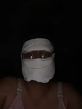 Mo000000  online show from April 12, 2026, 6:13 pm