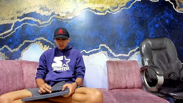 Juicy Creww online show from December 1, 2025, 9:36 am