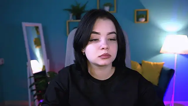 leslierowe  online show from October 16, 2025, 4:19 pm