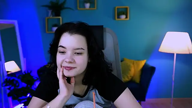 leslierowe  online show from November 4, 2025, 8:19 pm