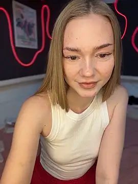 MilaMoone online show from April 19, 2026, 10:25 am