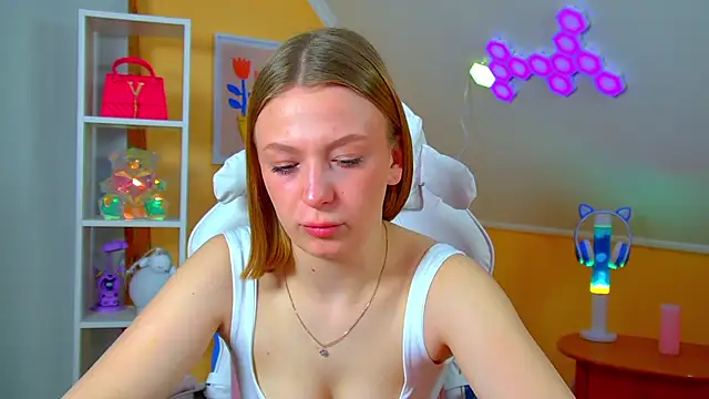 BeatriceBinoche online show from April 14, 2026, 7:20 pm