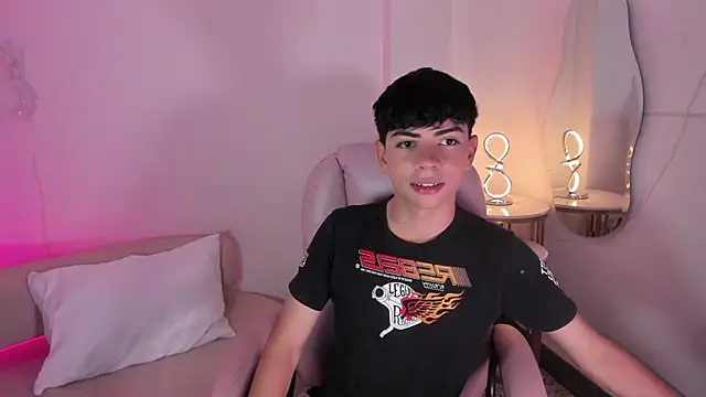 Snapshot of Peter_chase chatting on September 25, 2025, 7:28 pm Peter chase online show from September 25, 2025, 7:28 pm