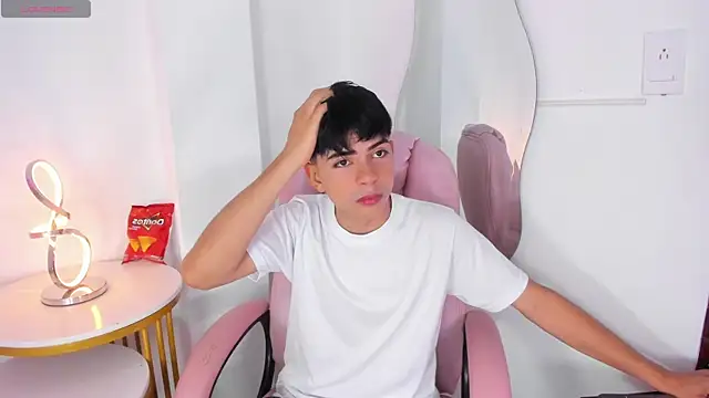 Snapshot of Peter_chase chatting on October 1, 2025, 6:14 pm Peter chase online show from October 1, 2025, 6:14 pm