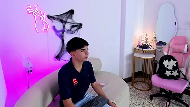 Snapshot of Peter_chase chatting on October 15, 2025, 6:19 pm Peter chase online show from October 15, 2025, 6:19 pm