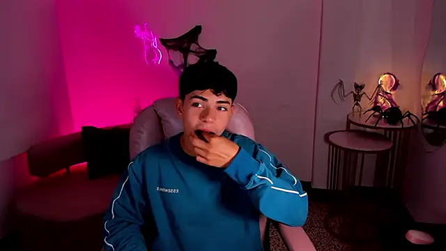 Snapshot of Peter_chase chatting on October 19, 2025, 7:14 pm Peter chase online show from October 19, 2025, 7:14 pm