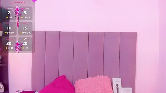 HoollyHendrix online show from October 8, 2025, 7:55 pm