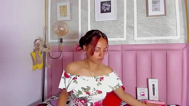 HoollyHendrix online show from February 11, 2026, 8:14 pm