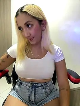 Snapshot of Isa_klein chatting on November 17, 2025, 9:42 pm Isa klein online show from November 17, 2025, 9:42 pm