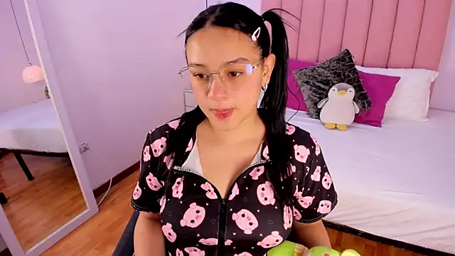 Amy Ferreira online show from November 19, 2025, 2:55 am