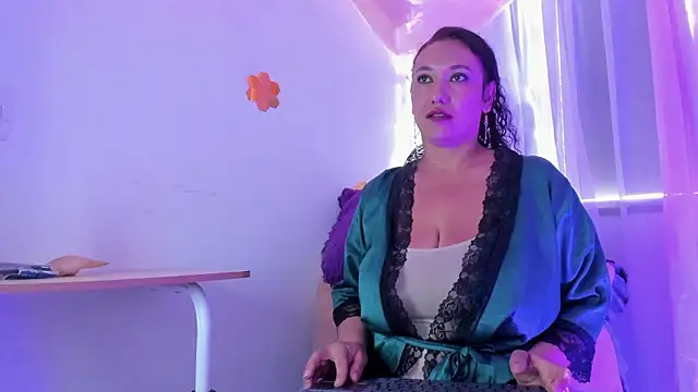 sharlot montalvo  online show from February 4, 2026, 9:31 pm