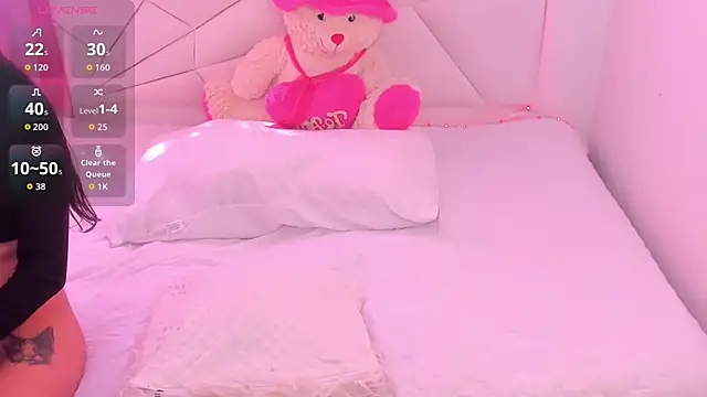 CatalinaBel online show from October 3, 2025, 6:16 pm