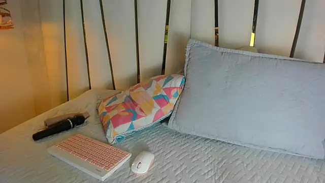 mia vy online show from January 14, 2026, 3:12 am