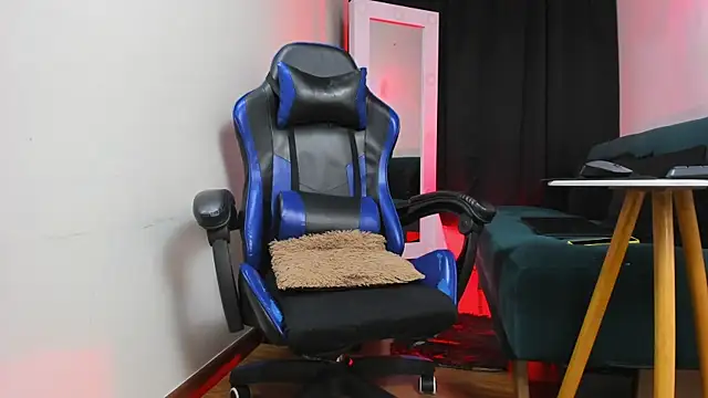 Snapshot of Charliejones_ chatting on November 18, 2025, 1:22 am Charliejones online show from November 18, 2025, 1:22 am