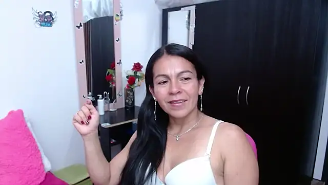 camilavargas  online show from October 12, 2025, 11:04 pm