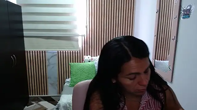 camilavargas  online show from April 21, 2026, 4:56 pm