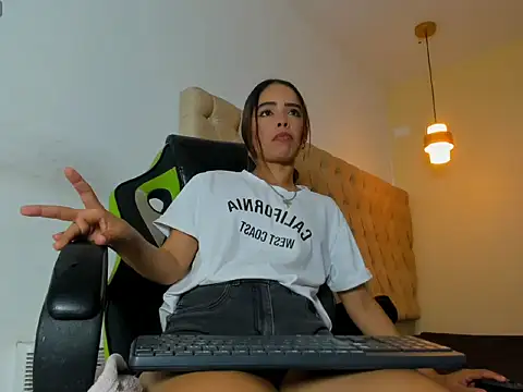 Naomis 35 online show from October 13, 2025, 7:36 pm