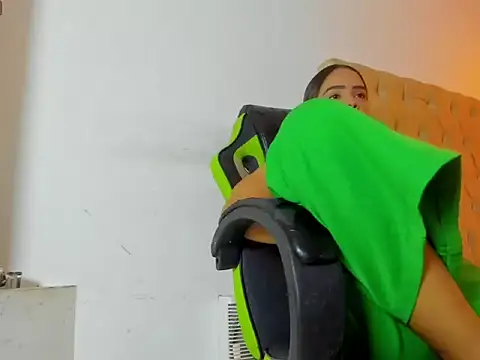 Naomis 35 online show from October 15, 2025, 7:47 pm