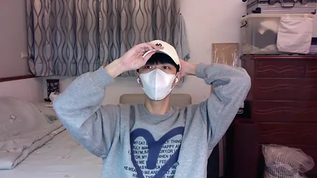 kai101010 online show from November 18, 2025, 2:43 pm