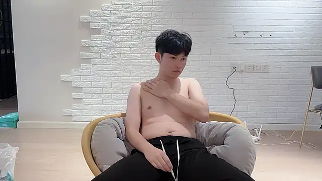 xlong00099 online show from September 18, 2025, 6:15 am