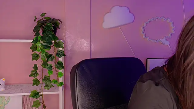Snapshot of KeendraFox_ chatting on July 14, 2026, 9:14 am KeendraFox online show from July 14, 2026, 9:14 am