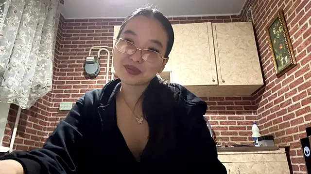 EmmaLeexth online show from October 1, 2025, 1:50 pm