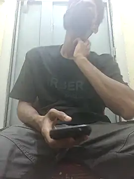 crish09 online show from May 18, 2026, 9:37 am
