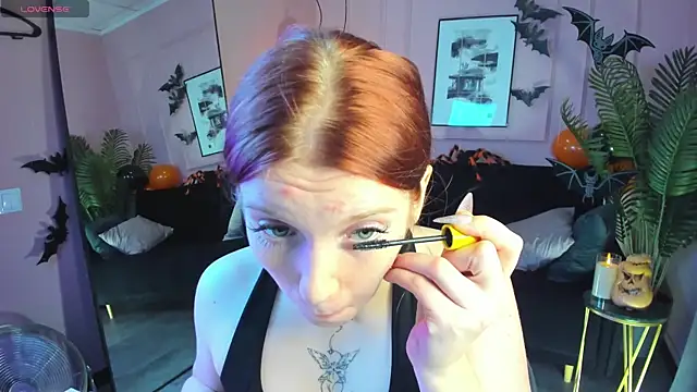 Layla Glam online show from November 3, 2025, 5:31 am