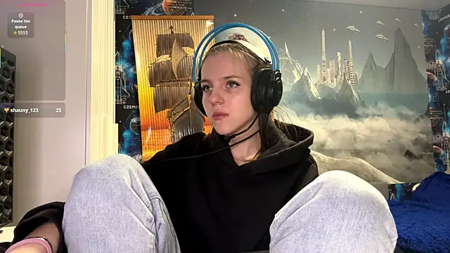 Elira Breeze online show from December 18, 2025, 3:51 pm