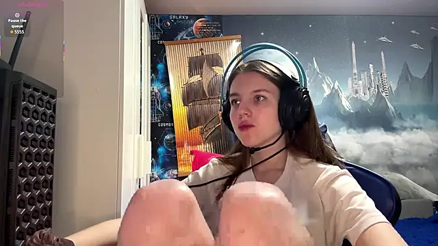 Elira Breeze online show from April 23, 2026, 12:40 pm