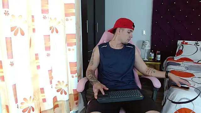 BooyHott  online show from October 25, 2025, 7:19 pm